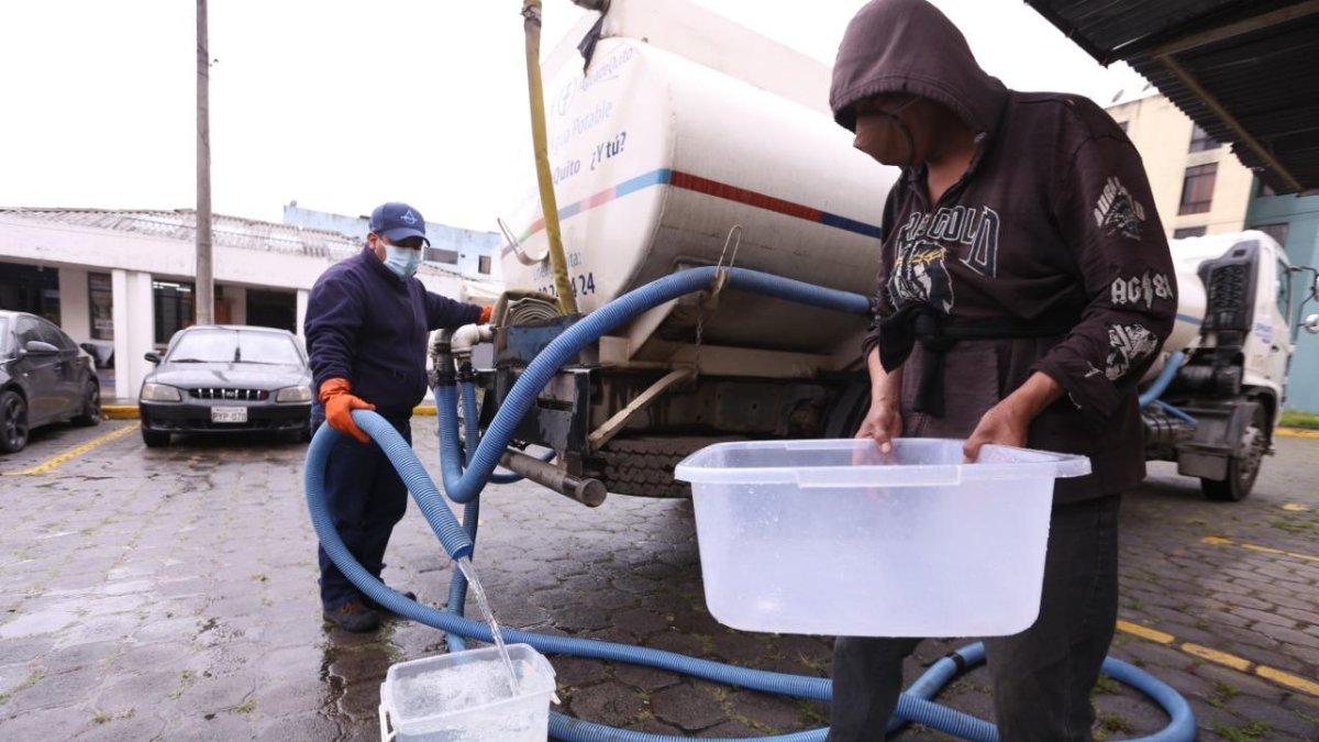 Suministro. Este domingo 27 de febrero, un tanquero de la Empresa de Agua recorrió el sur de Quito entregando el líquido.