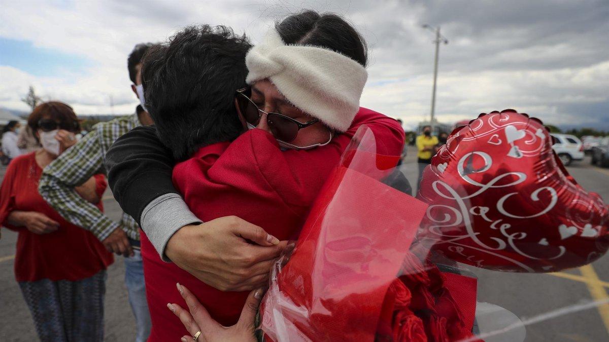 Familiares se reencuentran hoy con ecuatorianos repatriados de Ucrania tras la llegada del primer vuelo humanitario, en las afueras del Aeropuerto Internacional Mariscal Sucre, en Quito (Ecuador).