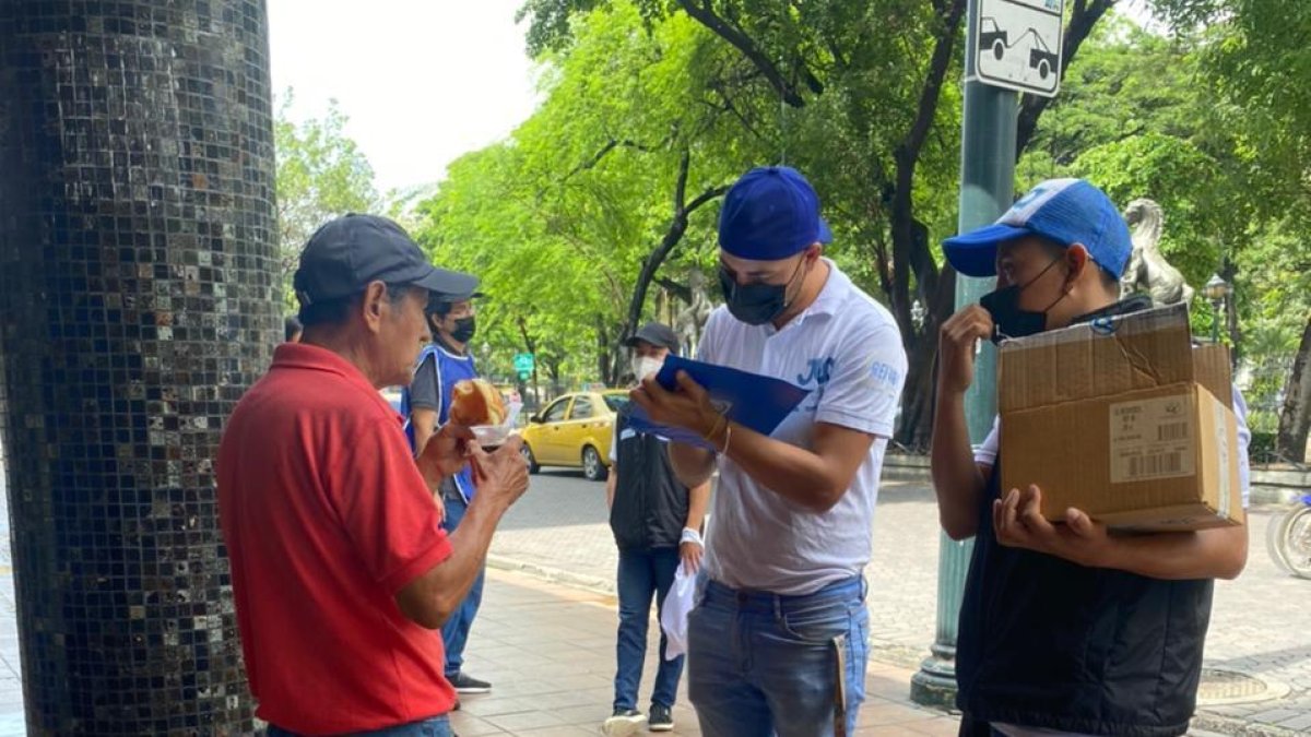 Un grupo de voluntarios trabaja en el censo en el centro de Guayaquil.