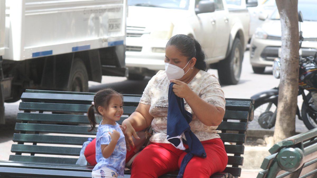 Una mujer acompañada de una menor, en el centro de Guayaquil.
