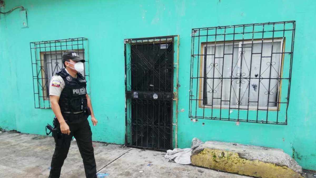 En la cooperativa 7 laguitos del Guasmo Sur una casa fue baleada por supuestos sicarios.