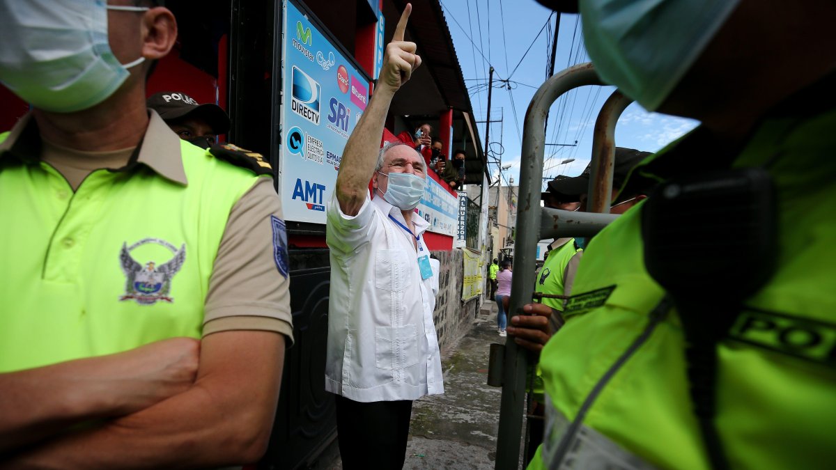 El expresidente de Ecuador Abdalá Bucaram  en la entrada de la cárcel 4 de varones donde se encontraba su hijo Jacabo.
