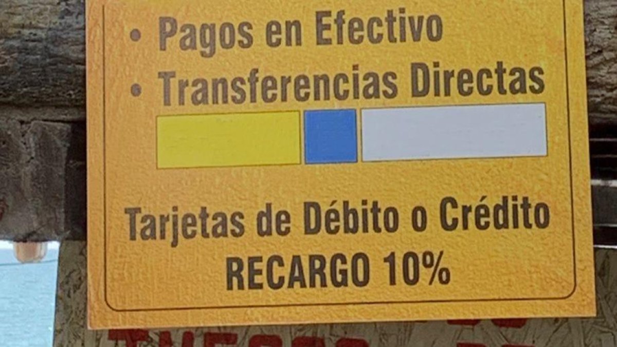 En un local en Manabí está pegado este letrero, sin que exista una autoridad que frene este abuso.
