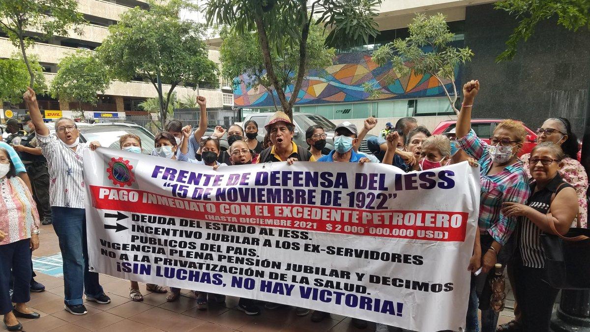 Un grupo de afiliados y jubilados del IESS realizó un plantón frente a las dependencias de la Defensoría del Pueblo en Guayaquil este jueves 10 de marzo de 2022.
