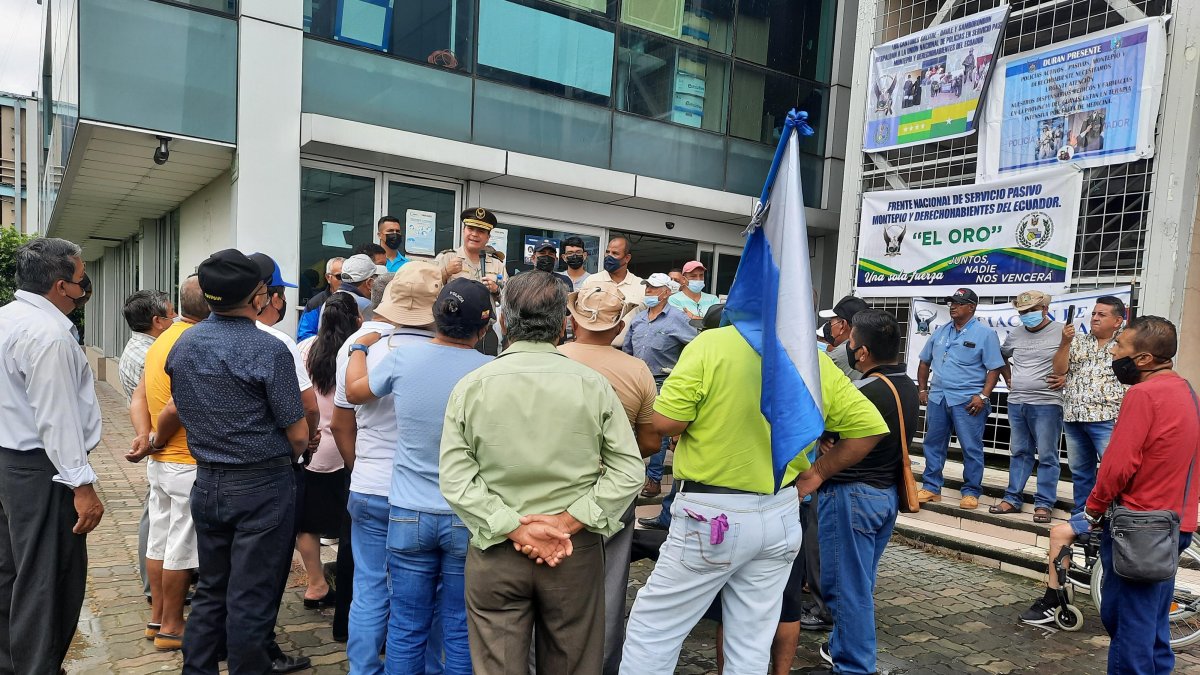 Reacción. Policías retirados acudieron en las afueras del Complejo Judicial, la Florida, para conocer el dictamen.