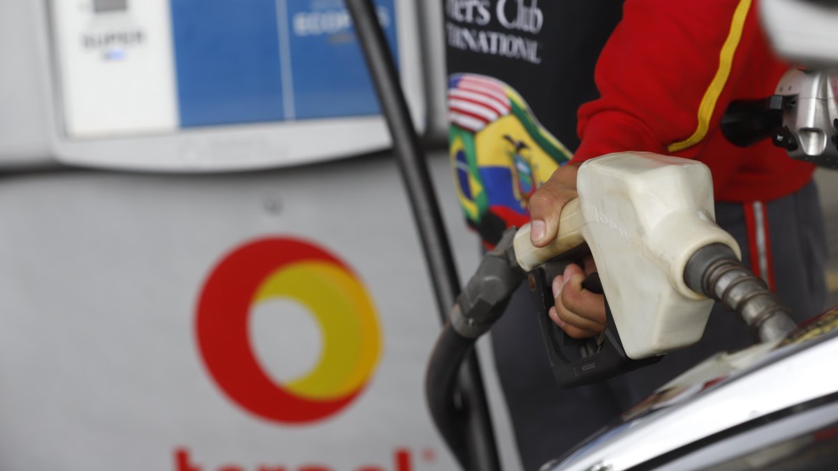 Las gasolineras subirán desde este 12 de abril de 2022 el precio del galón de gasolina súper. 