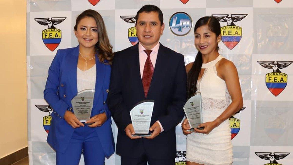 Las mundialistas Glenda Morejón y Paola Pérez, junto al DT Julio Chuqui.
