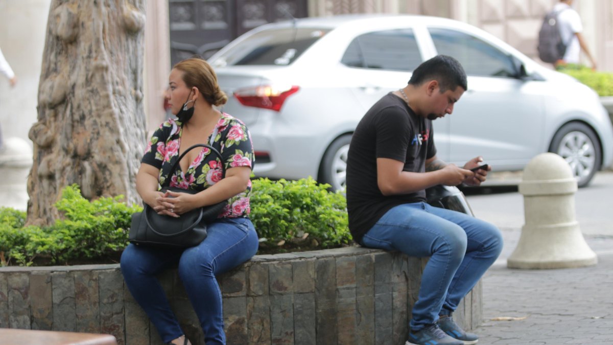 Recorrido. En las calles se puede observar a las personas con un mal o nulo uso de la mascarilla.