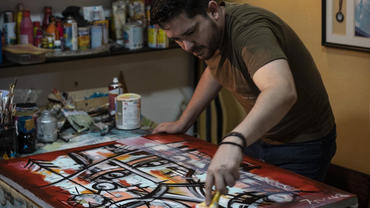 El artista Fernando Insua rinde un tributo a su abuela con una exposición de 17 obras.