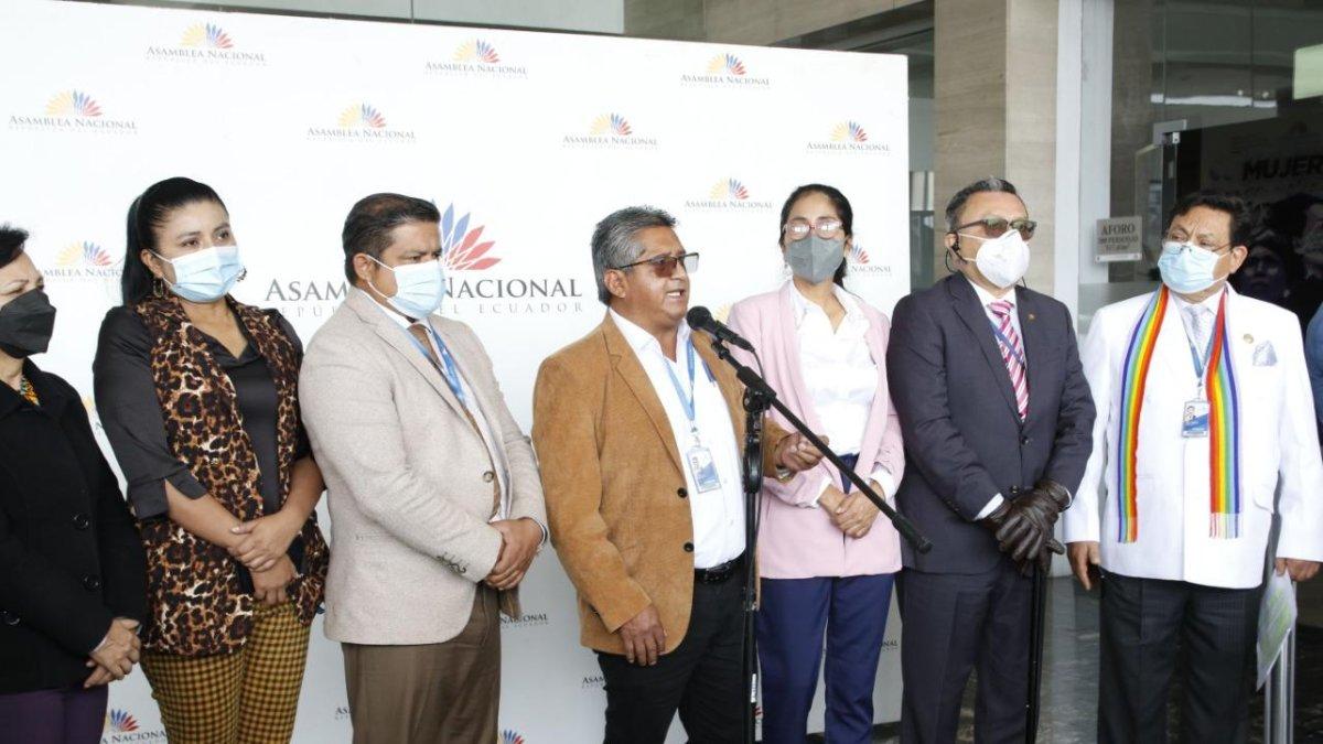 A finales de febrero, Abad (de blanco, a la derecha) apareció junto a los asambleístas que apoyan la gestión de la presidenta Llori. Antes, había acompañado a los disidentes de Pachakutik.