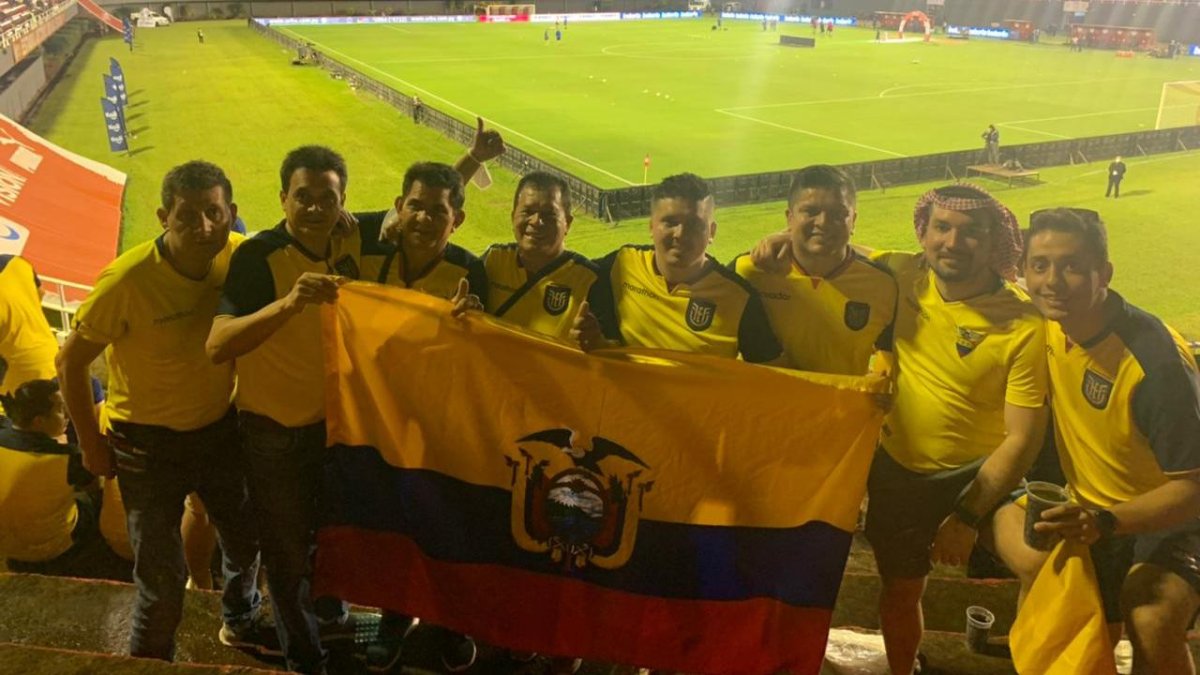 Los hinchas ecuatorianos en la sede del Antonio Aranda.