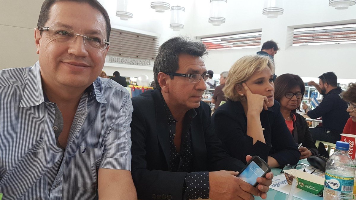 El 31 de agosto de 2016, el ahora alcalde de Quito, Santiago Guarderas, compartió esta foto de un almuerzo con la también ahora alcaldesa de Guayaquil, Cynthia Viteri, y su entonces esposo, Joaquín Villamar. Este último siguió de cerca la carrera política de la funcionaria.