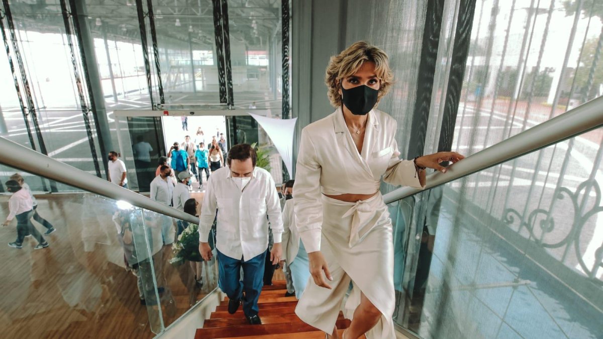 La alcaldesa de Guayaquil, en un acto en homenaje a su antecesor, Jaime Nebot.