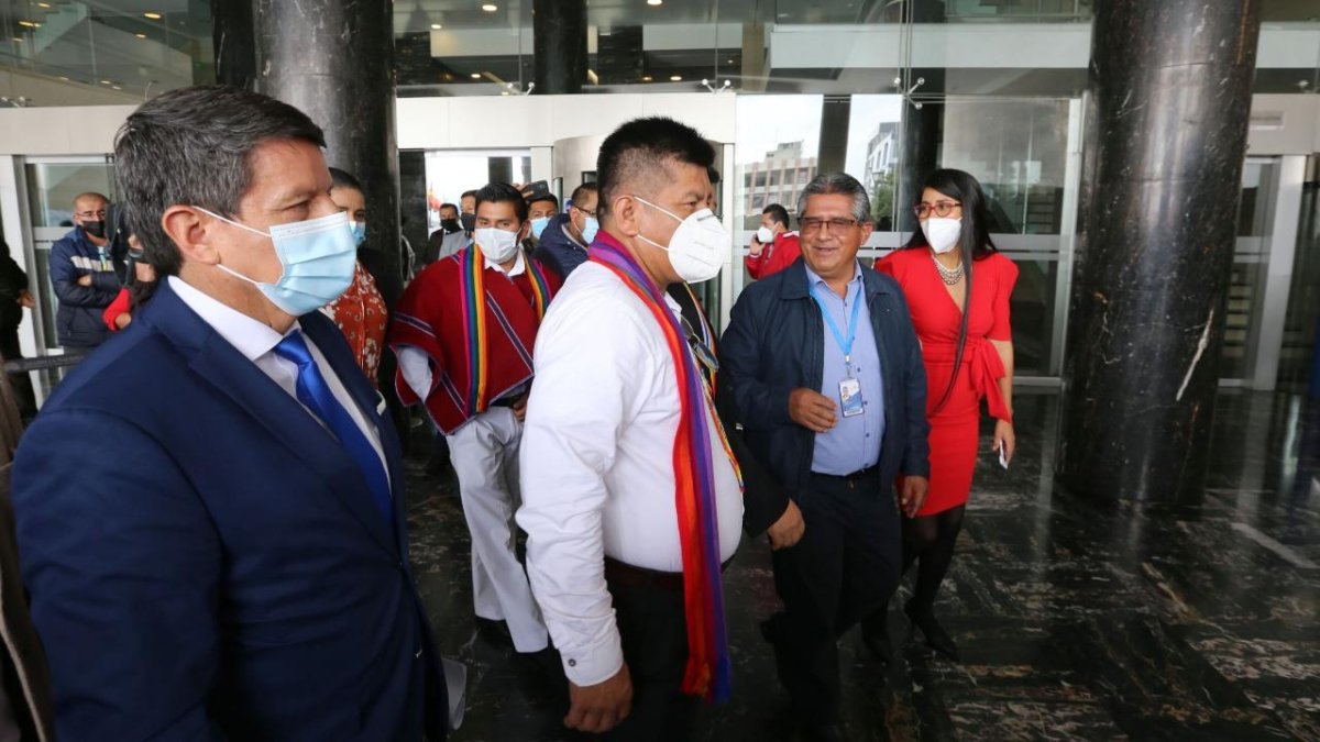 Chumpi junto a su abogado Gonzalo Realpe que anunció que pedirá medidas cautelares en la Comisión Interamericana de Derechos Humanos.