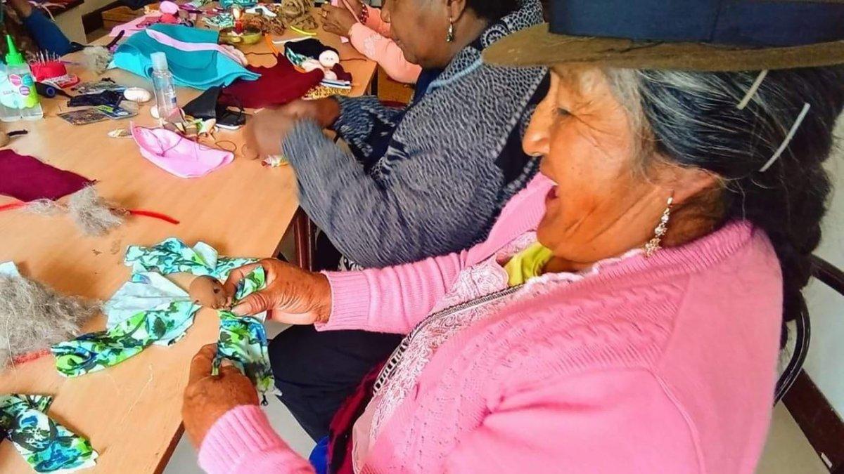 Quehacer. Un grupo de mujeres de Cuenca aprenden a confeccionar ucuyayas.