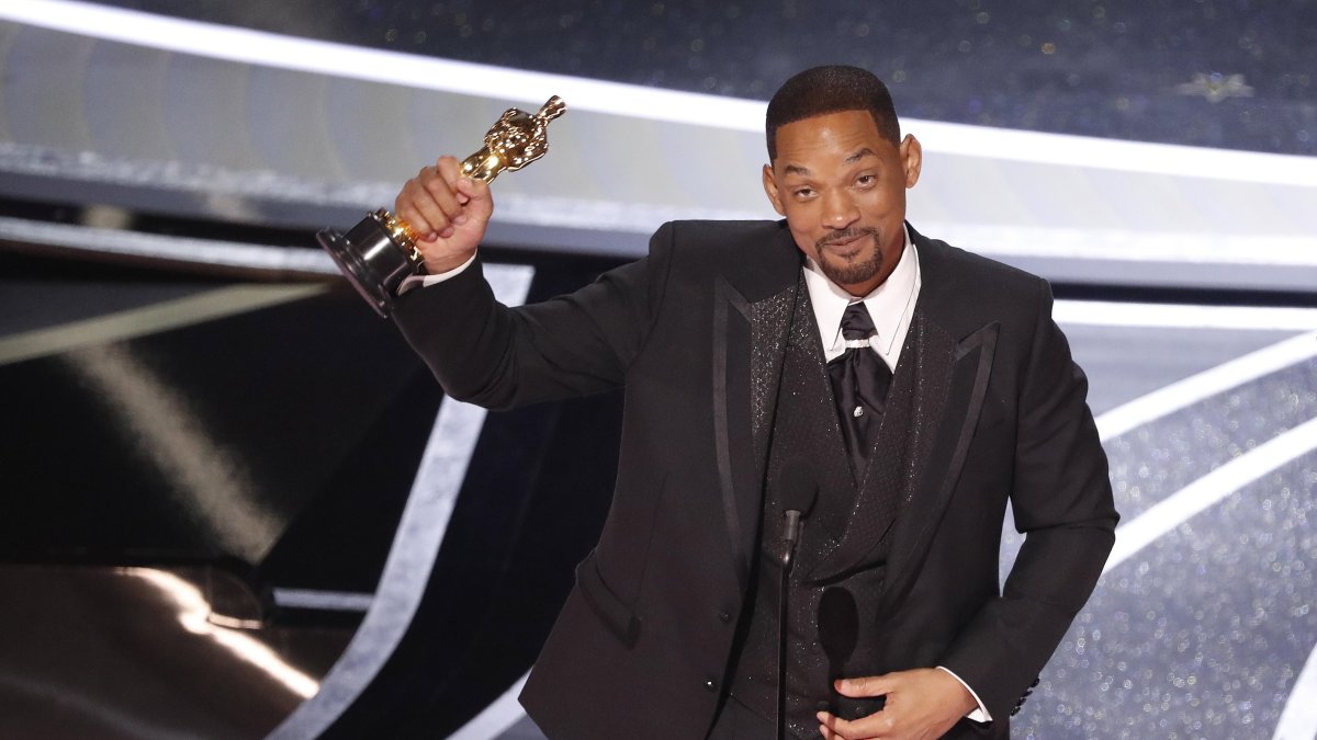 Fotografía de archivo del 27 de marzo de 2022 que muestra al actor estadounidense Will Smith durante su discurso después de ganar el Oscar al Mejor Actor por 'King Richard' en la 94ª ceremonia anual de los Premios de la Academia, en el Dolby Theatre de Hollywood, Los Ángeles, California, Estados Unidos.