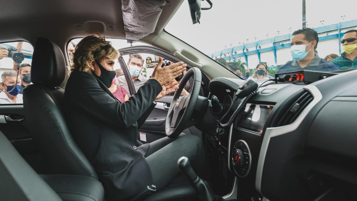 La alcaldesa de Guayaquil, Cynthia Viteri se subió a una de las 63 camionetas que adquirió la CSCG.