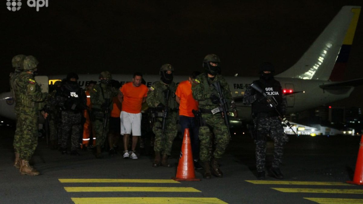 Los privados de libertad, considerados por las autoridades como de alta peligrosidad, llegaron en un avión de las Fuerzas Armadas hasta la base aérea Simón Bolívar en el Puerto Principal.