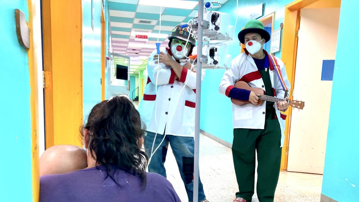 Los payasos humanitarios se han adaptado a la nueva realidad por la pandemia.