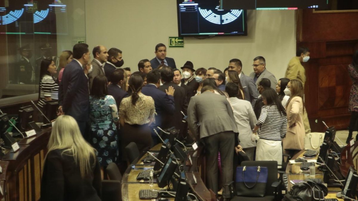 Correístas. La sesión está por empezar, ellos se acaban de enterar de la concesión de medidas cautelares a la presidenta y tratan de decidir qué hacer.