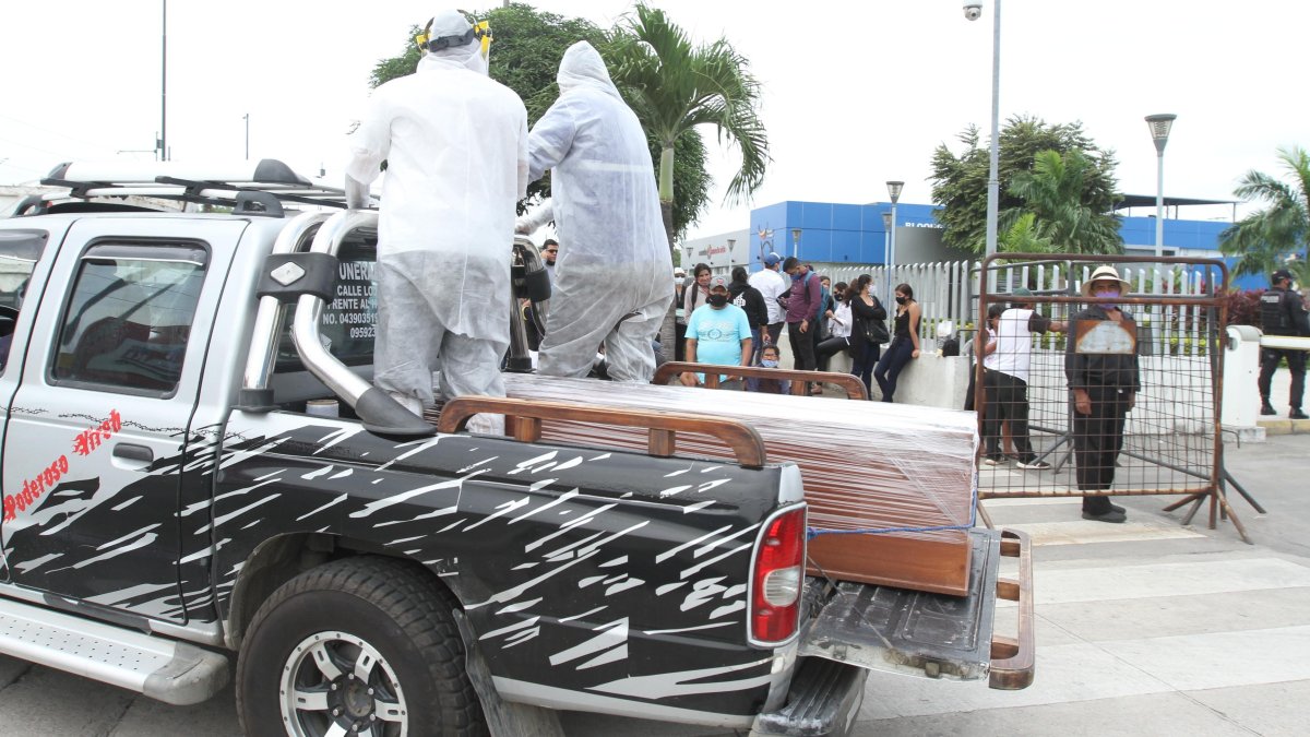 En 2020, el exceso de cadáveres hizo que las casas de salud alberguen los cuerpos en contenedores.