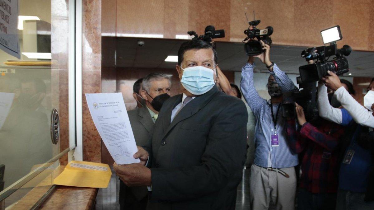 General de policía Alfonso Camacho Presidente de la asociación de generales acudió a la Asamblea a entregar un pedido para amnistías