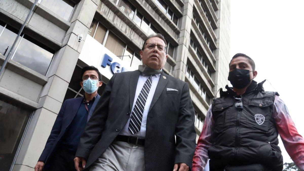 El coordinador jurídico de la Asamblea, Santiago Salazar, ingresó este 8 de abril la denuncia en la Fiscalía General del Estado.