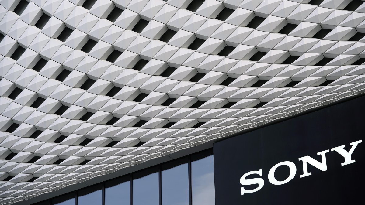 Fotografía de archivo en la que se registró un logo de la compañía japonesa SONY, en Tokio (Japón).