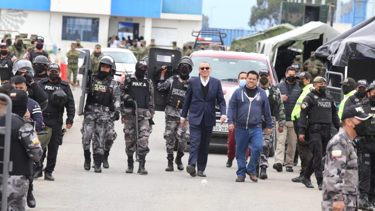 Salida. Jorge Glas, aunque dijo al juez que cojeaba, se lo vio caminando normalmente.