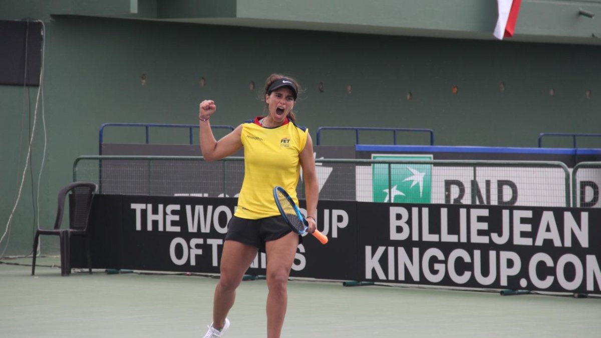 Doménica González festeja tras la victoria en el dobles junto a Mell Reasco.
