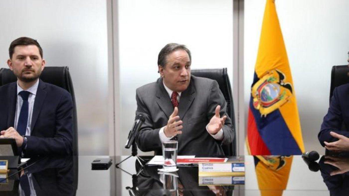 El ministro de Economía, Simón Cueva, asistirá a cita del FMI y el BM en Washington