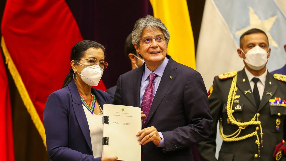 El presidente de Ecuador, Guillermo Lasso, y la presidenta de la Asamblea Nacional, Guadalupe Llori (i), en una fotografía de archivo.