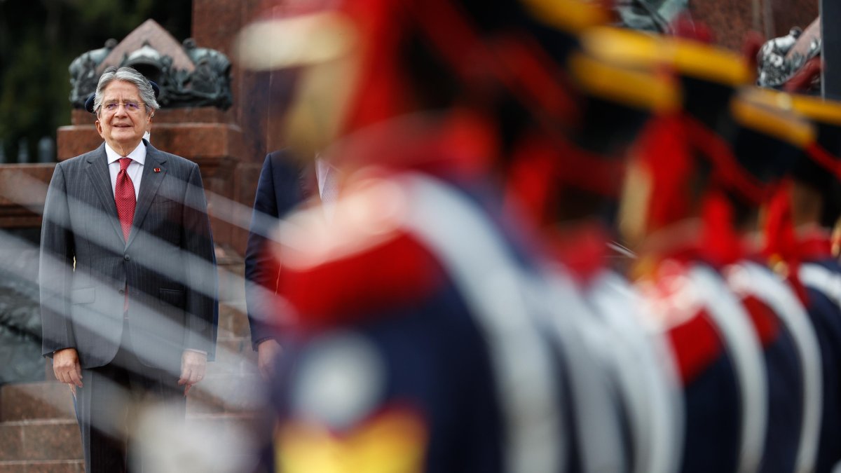 El presidente de Ecuador, Guillermo Lasso, participa en una ofrenda floral en el monumento al general José de San Martín, una tradición entre los mandatarios que visitan la capital argentina.