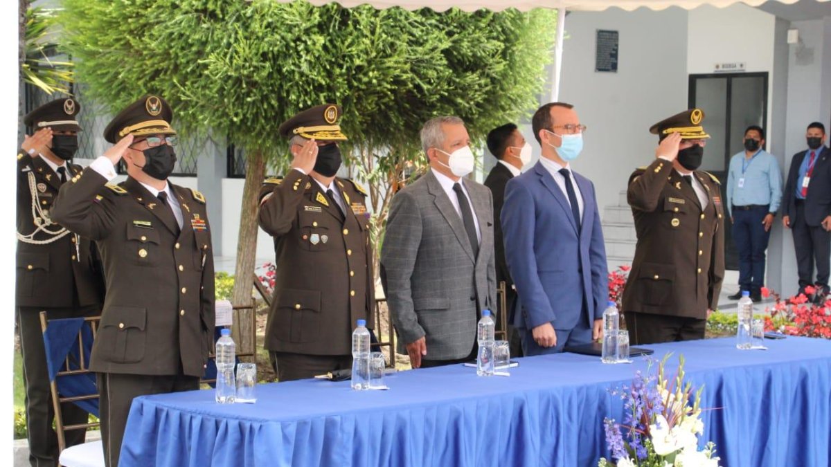 Evento. El ministro del Interior Patricio Carrillo durante la inauguración del auditorio de la Dirección Antidrogas de la Policía.