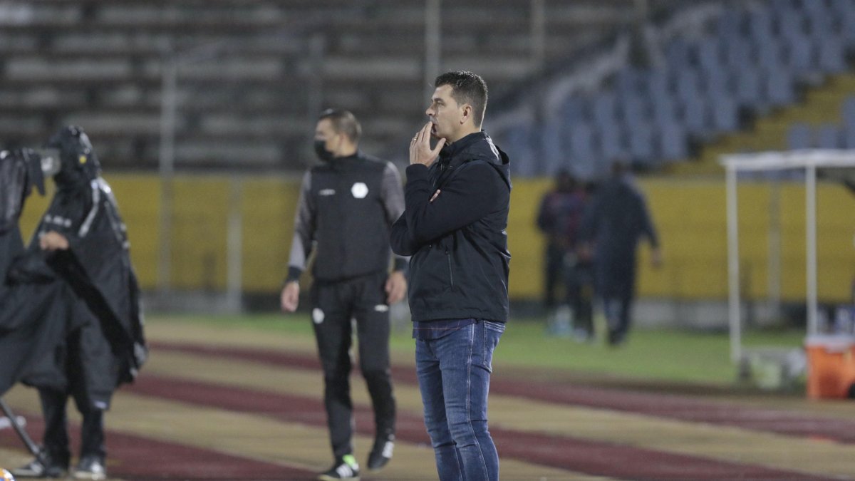 Rescalvo (centro) dijo que ya era hora de que un error lo favorezca.