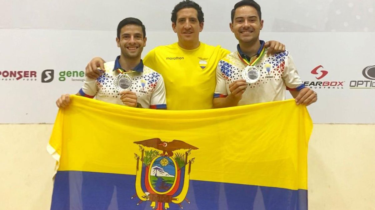 José Daniel Ugalde (i) y Juan Francisco Cueva (d), con la medalla de plata panamericana que ganaron en Bolivia. Los acompaña el entrenador de la selección nacional.
