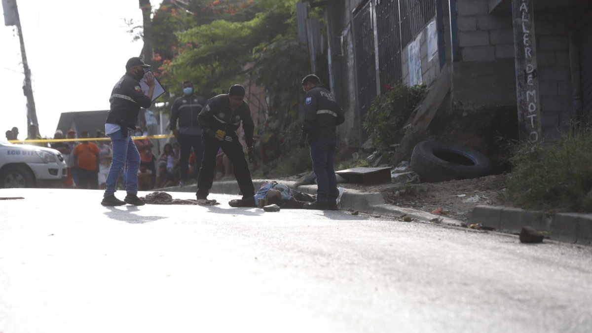 Peritos de la Policía y Fiscalía recogen indicios balísticos y otras pruebas en torno al cadáver del extranjero.
