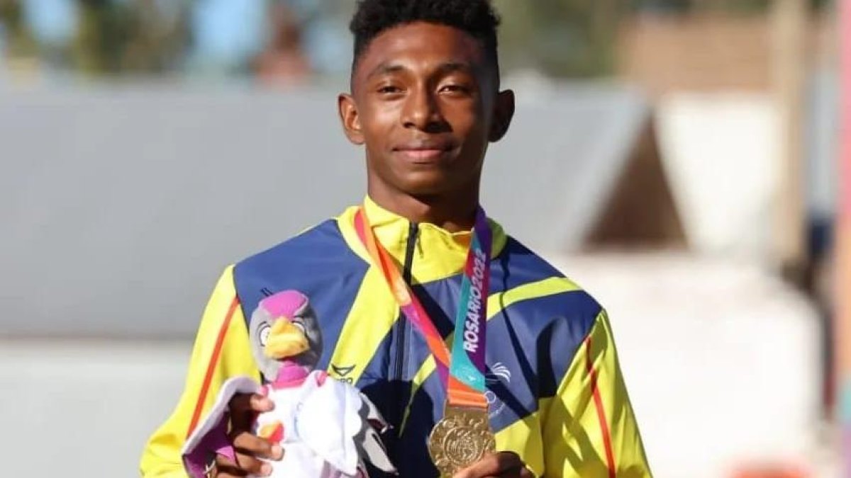 Roy Chila con el oro sudamericano en el salto largo de Rosario, Argentina.