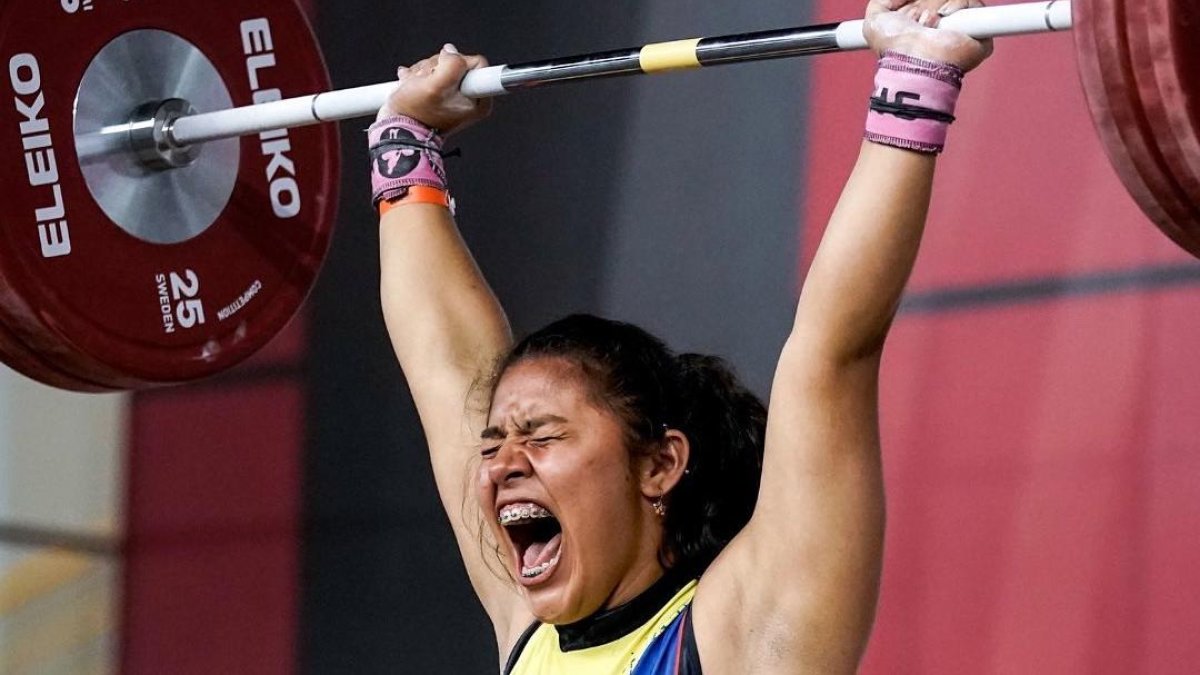 Instantes en que Bella levantó su último intento que la daba como campeona mundial junior.