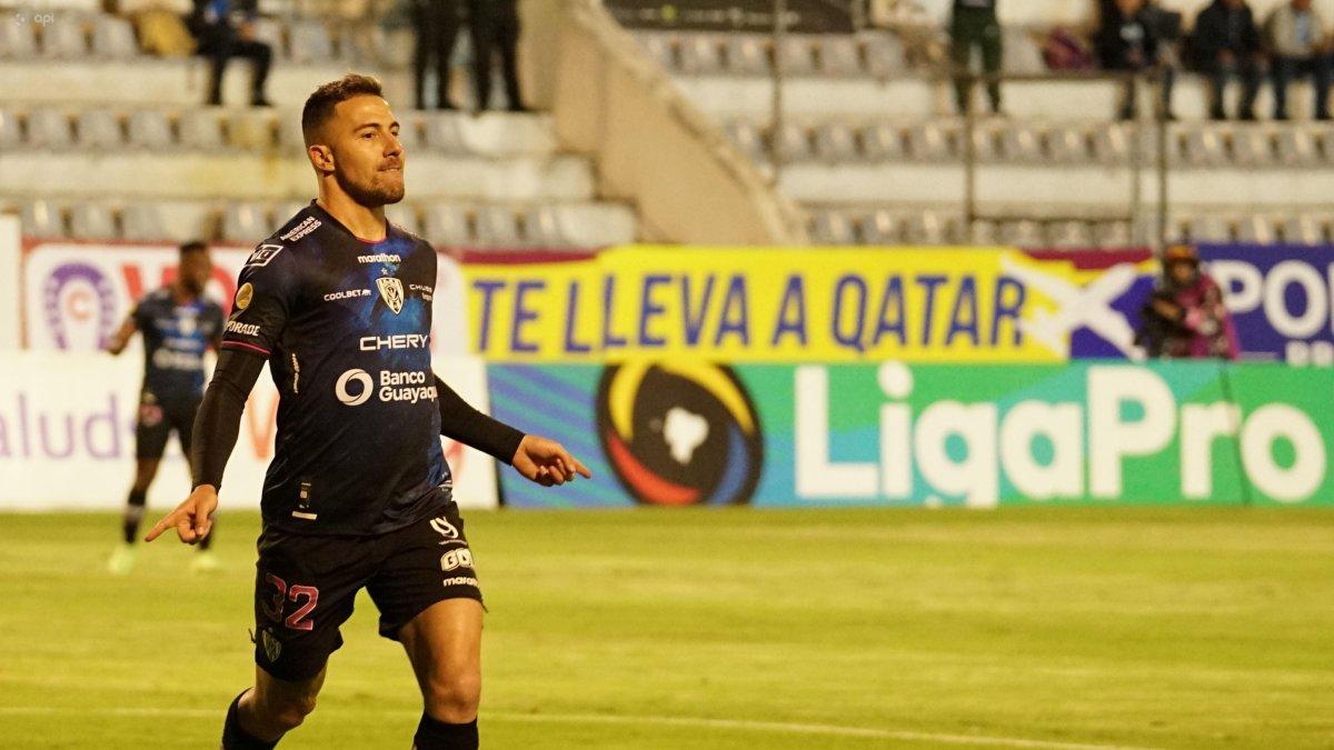 El delantero argentino Jonatan Bauman festeja tras marcar el gol del triunfo de Independiente del Valle en el campo de Macará.