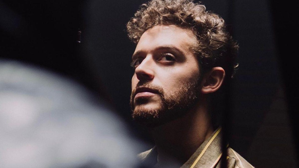 Según se ha adelantado, este es el único featuring que tendrá esta próxima producción discográfica del artista.