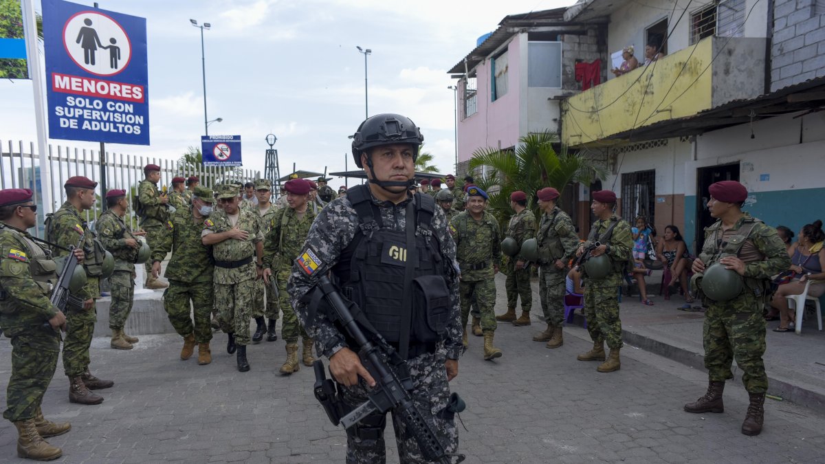 Militares ecuatorianos realizan operativos con fin de contrarrestar hechos delictivos y de violencia, durante el estado de excepción, en Guayaquil (Ecuador), en una fotografía de archivo.