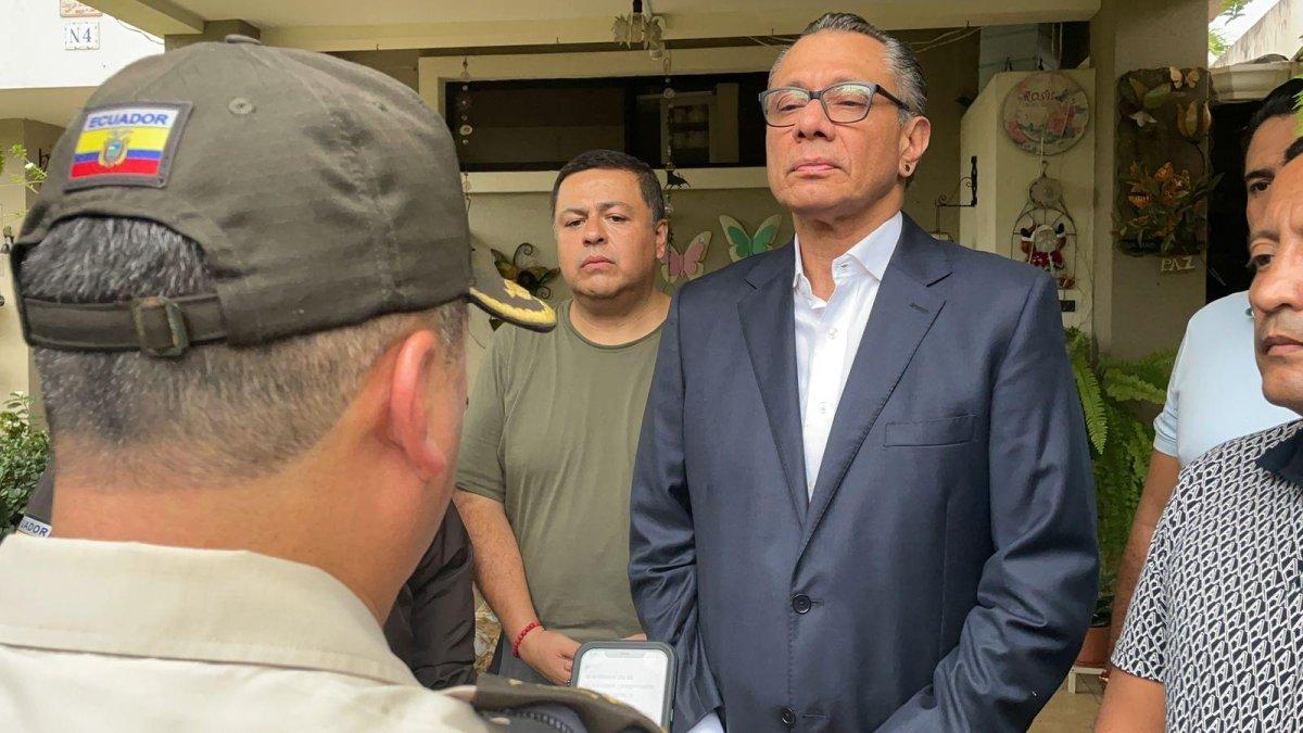 Jorge Glas mientras la policía lee sus derechos en la casa de uno de sus familiares.