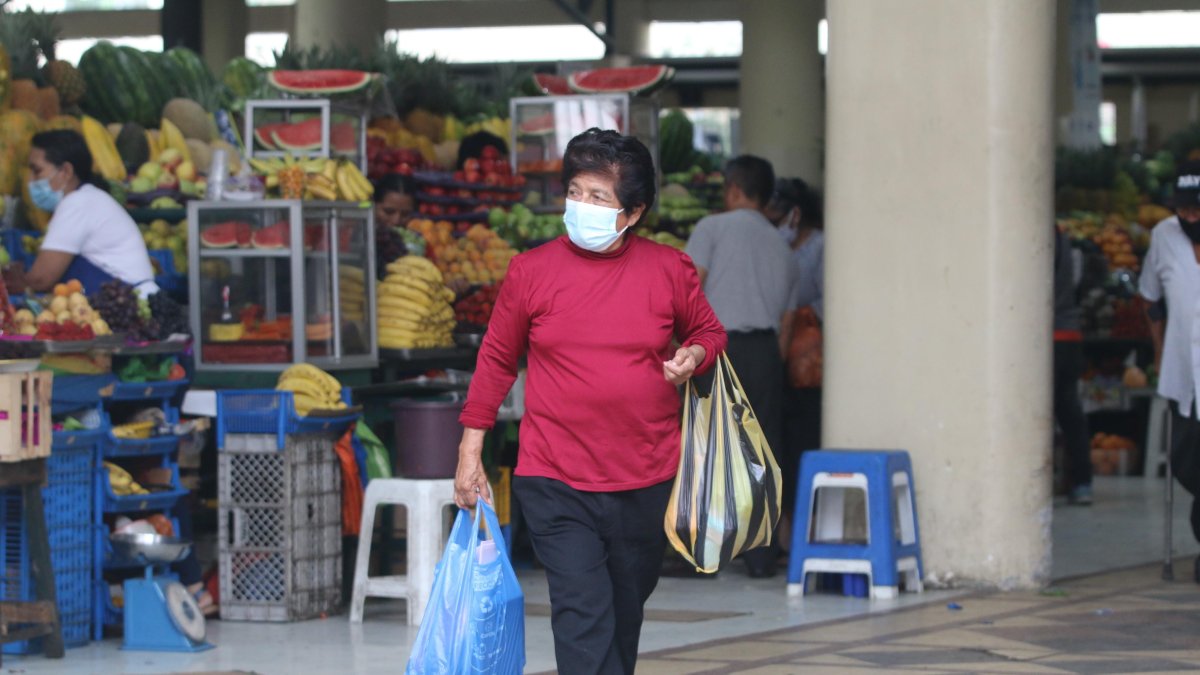 Costos. Según los usuarios del mercado municipal de sauces 9, ciertos productos han incrementado sus precios.