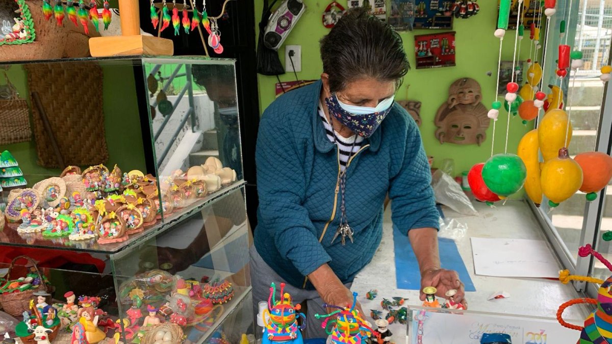 Espacio. Doña Leonor Suárez lleva más de 60 años dedicándose a la elaboración de adornos con mazapán.