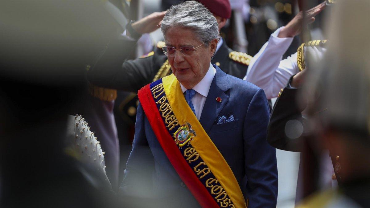 El presidente de Ecuador, Guillermo Lasso, ingresando hoy a la Asamblea Nacional en Quito (Ecuador).