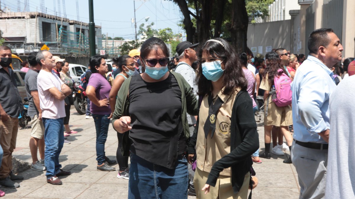 Protección. Los padres se han convertido en los vigilante de sus hijos a la entrada y salida del colegio a donde acuden para protegerlos, porque la Policía no lo hace.