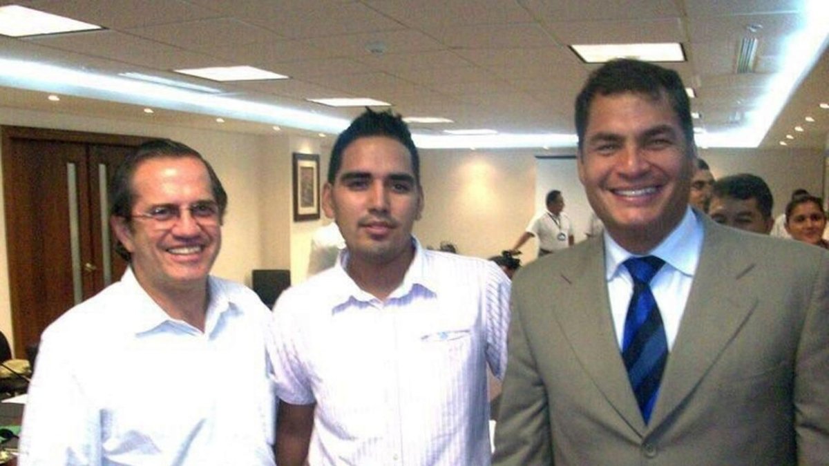 Reunión. 6 de septiembre de 2009. Leandro Norero, de 23 años, junto con el presidente Rafael Correa en el Ministerio del Litoral, que impulsaba la pacificación de los Ñetas y Latin Kings.