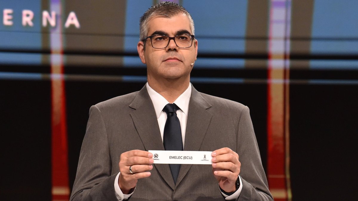 El director de competiciones de clubes de la Conmebol, Frederico Nantes, sostiene el nombre de Emelec.