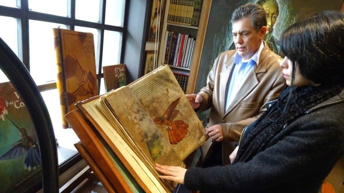 Gerardo Machado y su sobrina Claudia revisan el trabajo diario.